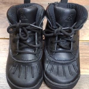 Boys nike acg tennis shoes size 8c